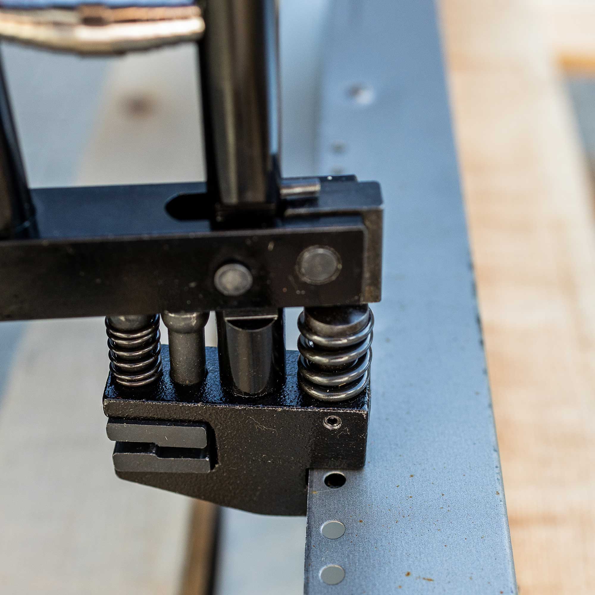 Rána pěstí, plstěný stroj, ohýbačka plechu