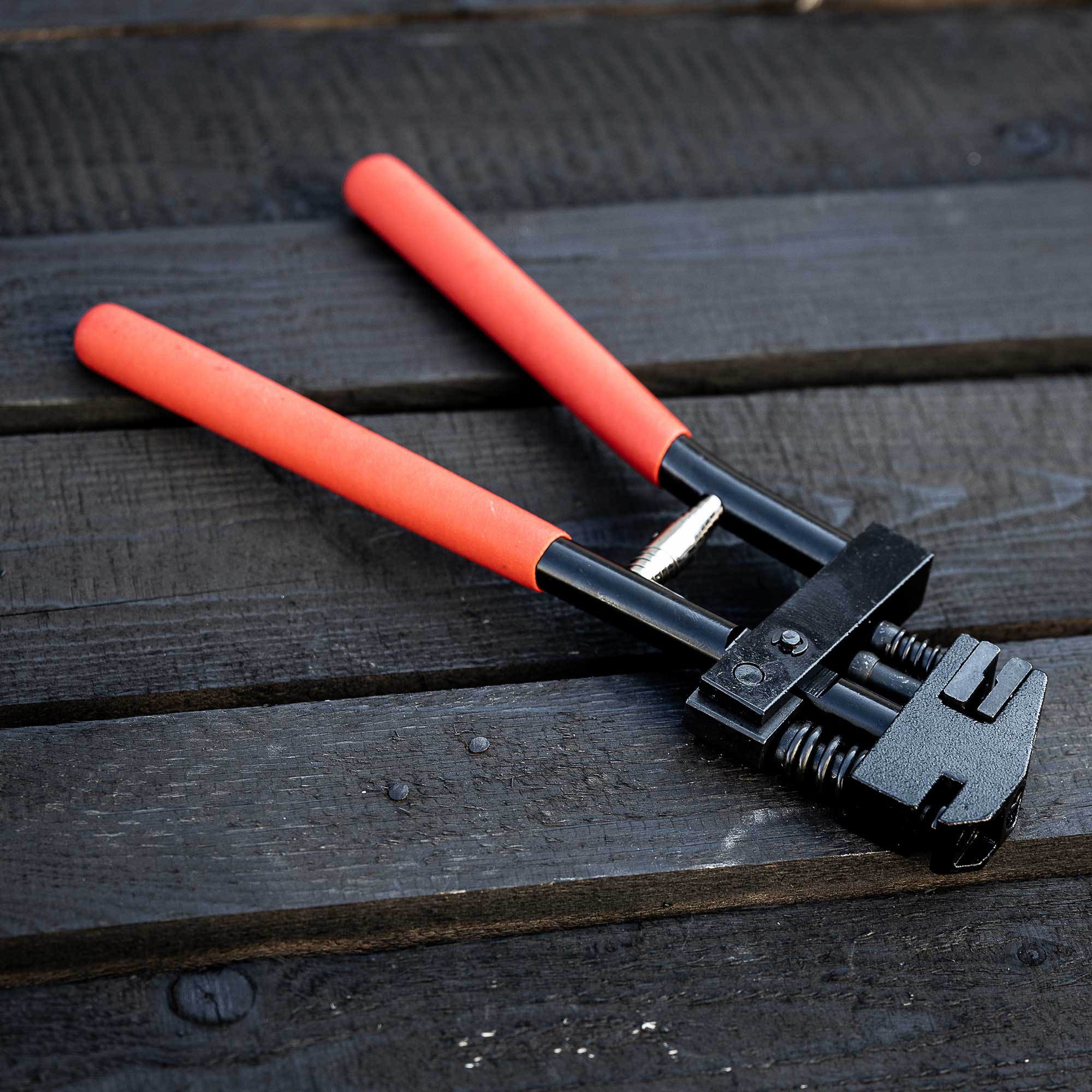 Rána pěstí, plstěný stroj, ohýbačka plechu