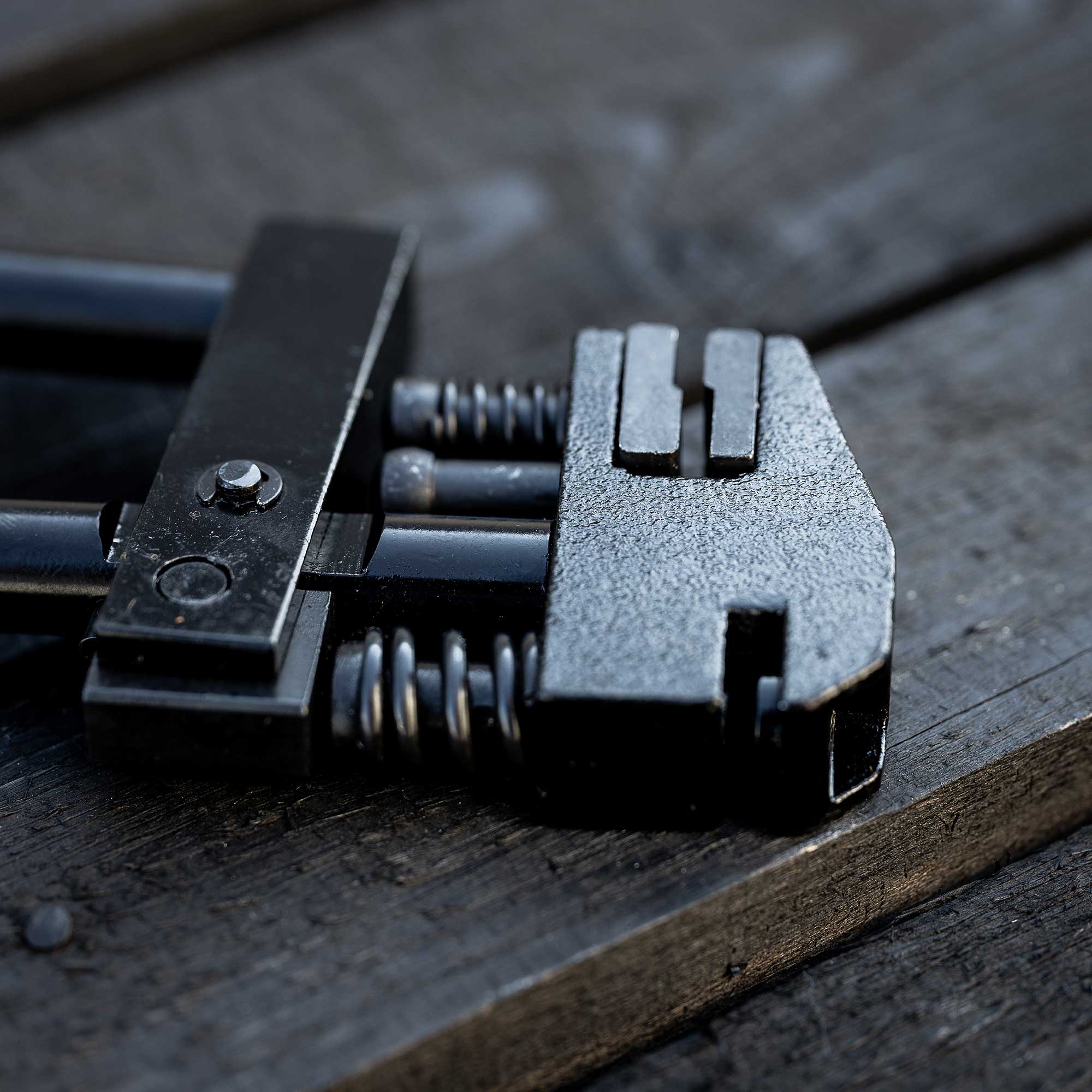 Rána pěstí, plstěný stroj, ohýbačka plechu