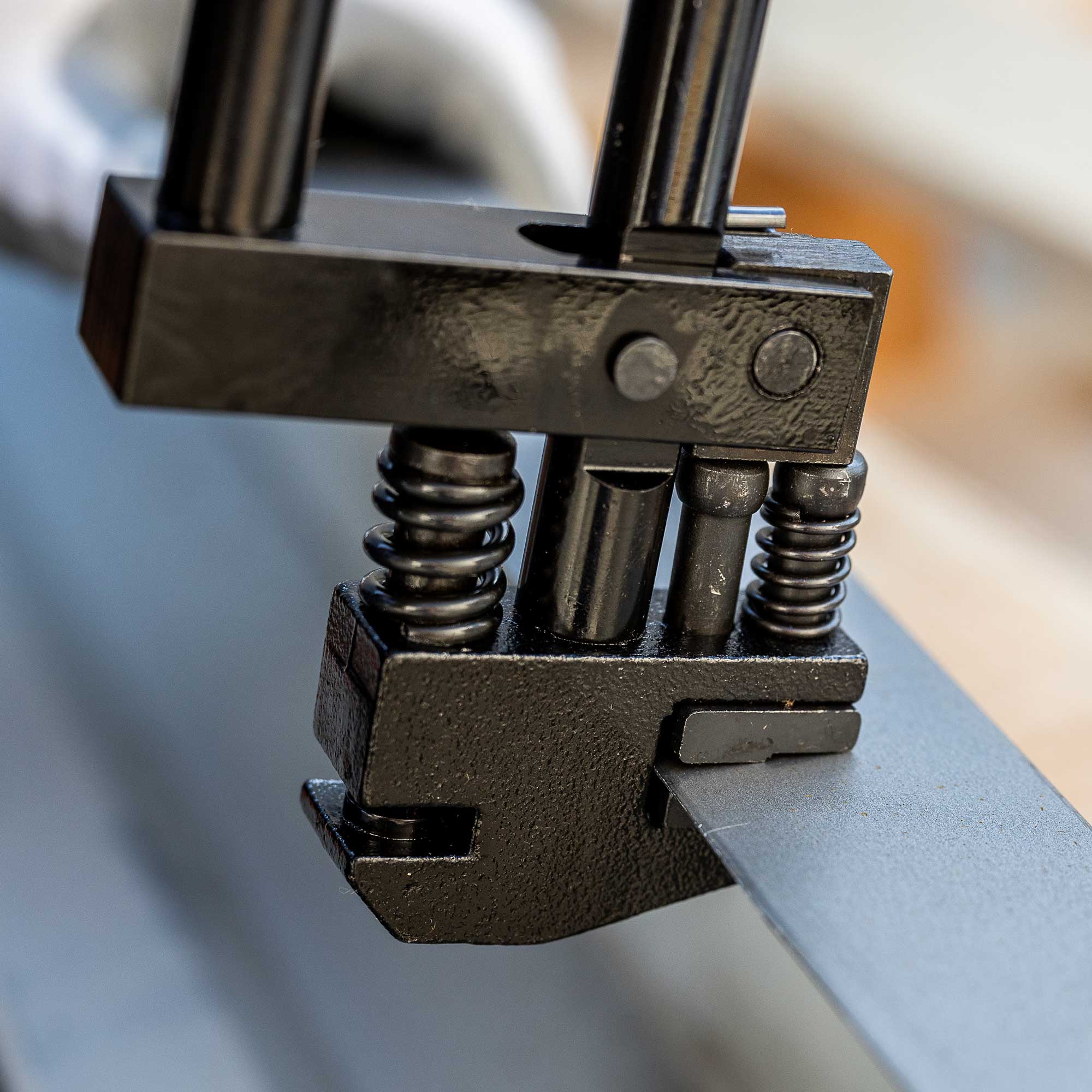 Rána pěstí, plstěný stroj, ohýbačka plechu