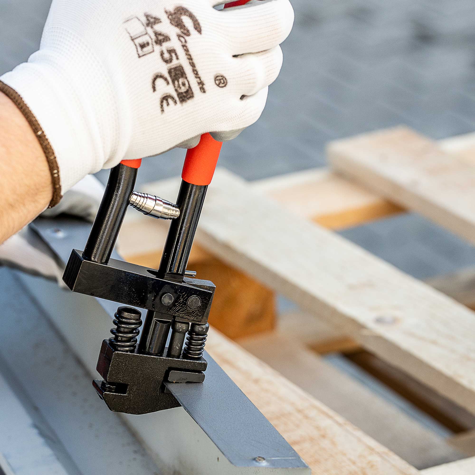 Rána pěstí, plstěný stroj, ohýbačka plechu