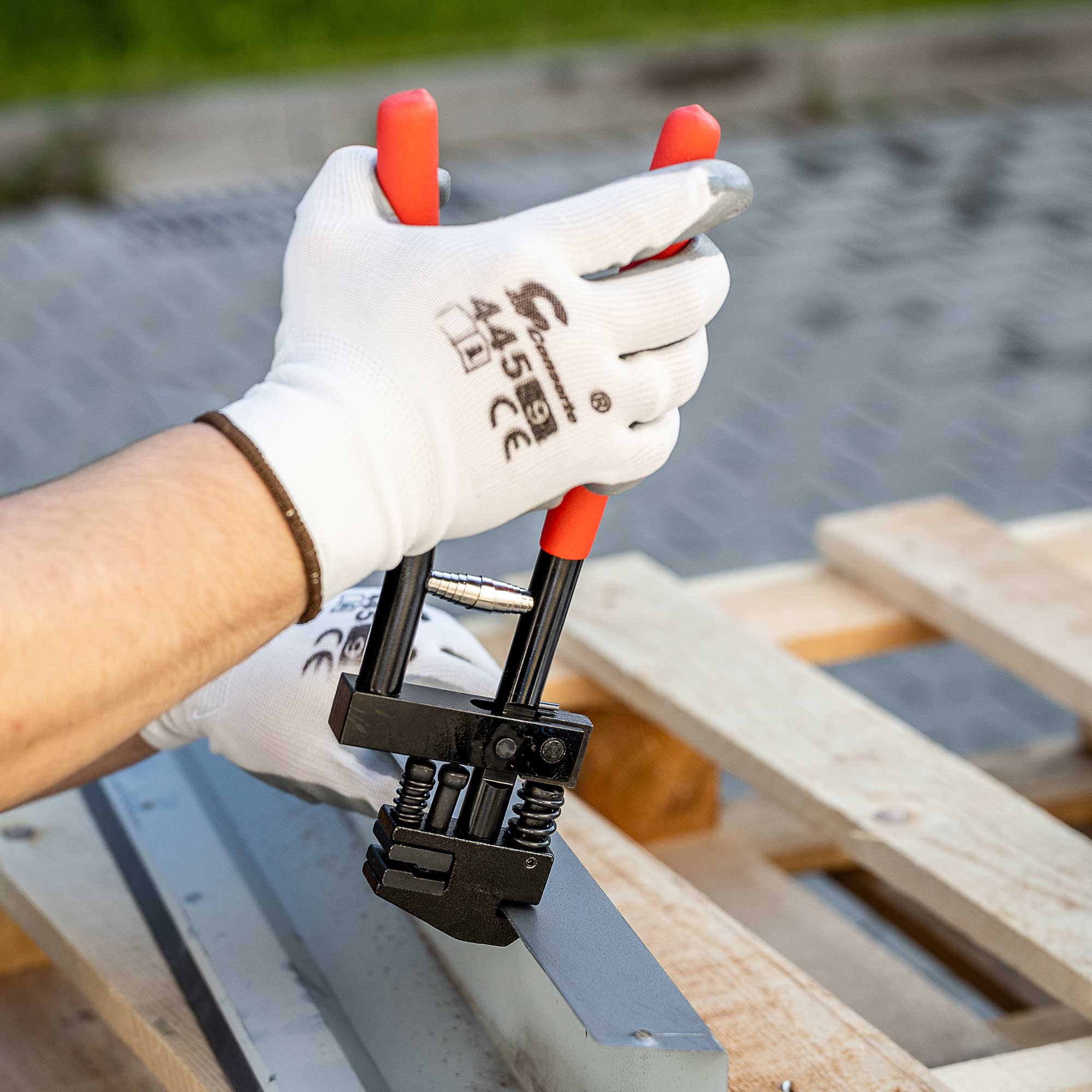 Rána pěstí, plstěný stroj, ohýbačka plechu